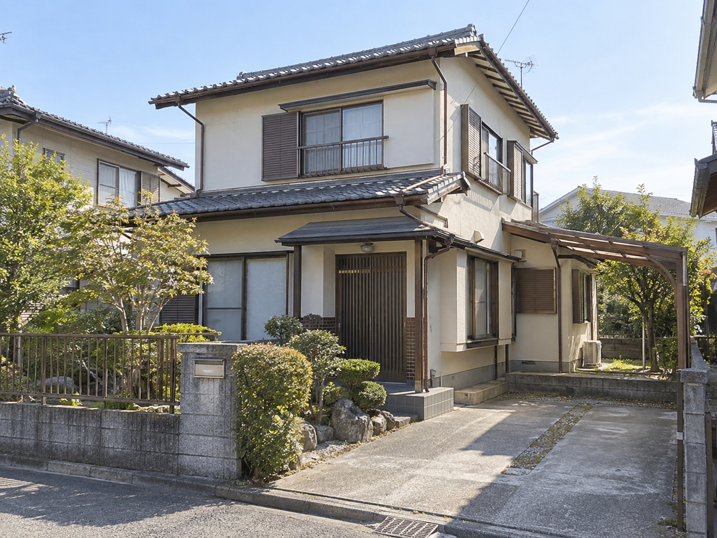 雪のない住宅街にある築古戸建ての外観イメージ（AI生成・モデル住宅）